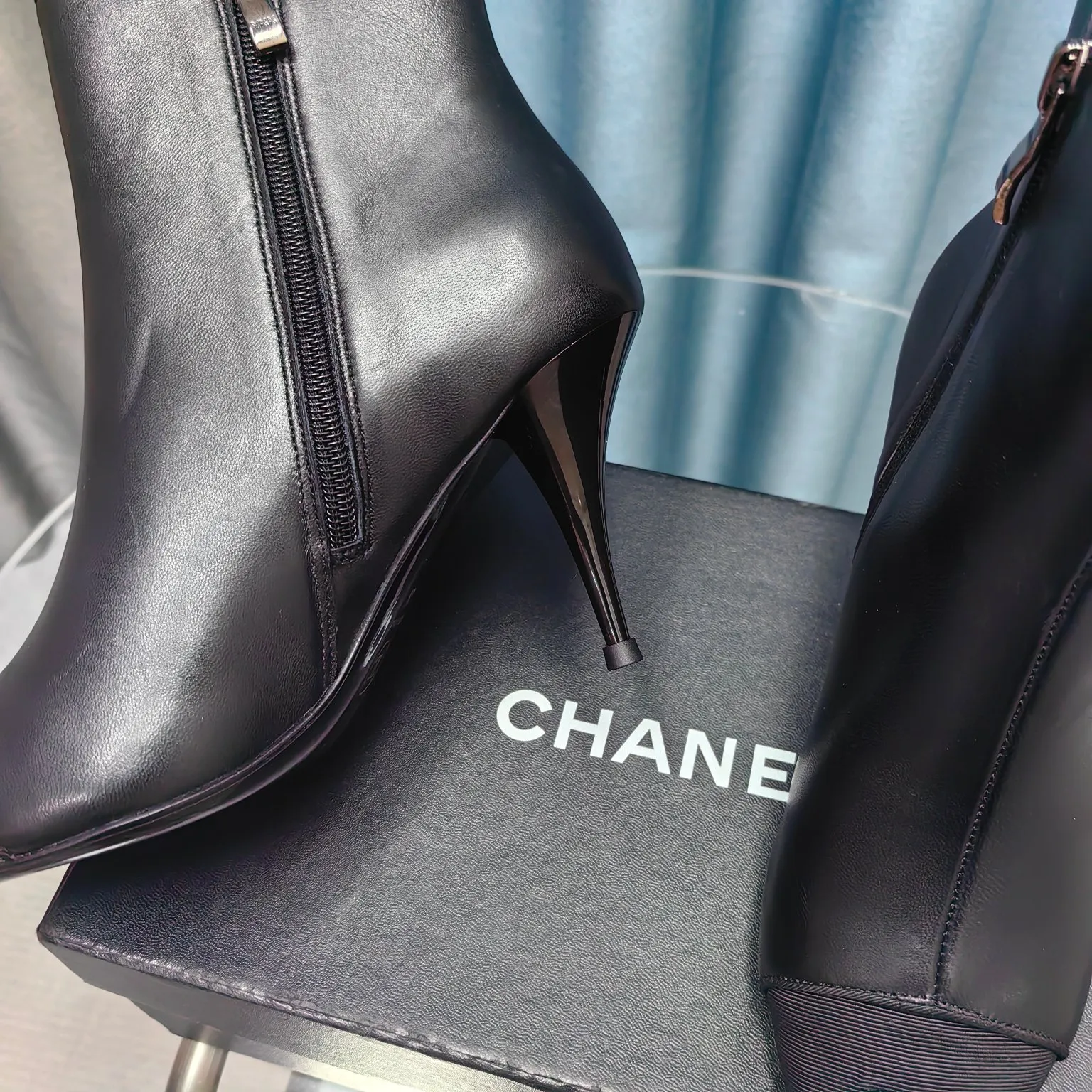 👟👟Ex-factory price 700👟👟Chanel 24B new pointed toe double C embroidered short boots Super handsome shoe shape😎 Cowhide upper, sheepskin lining, genuine leather outsole, 8cm heel height, Size: 35-39, other sizes can be customized